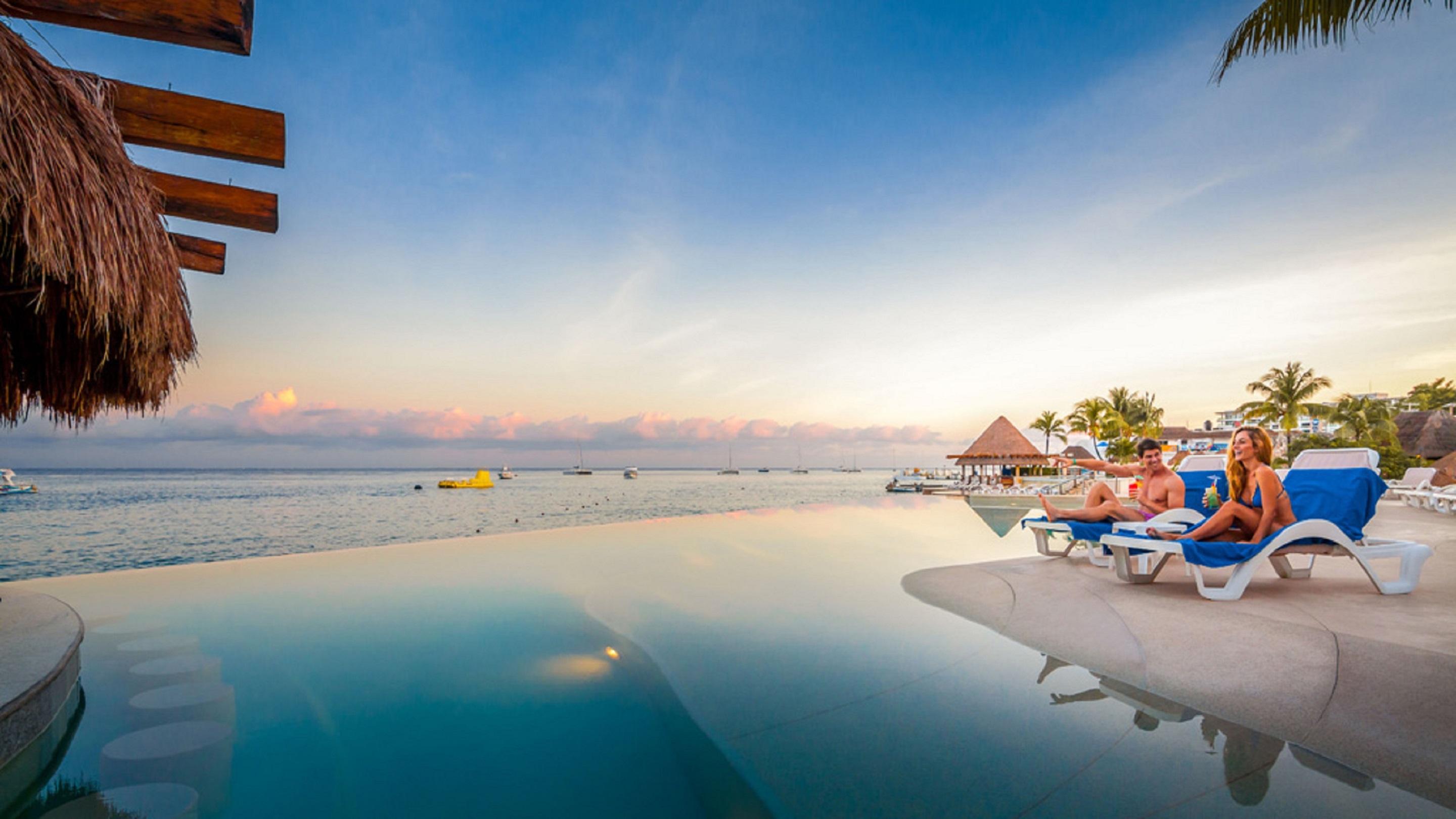 Grand Park Royal Cozumel Hotel Ngoại thất bức ảnh Infinity pool at a resort in Cancun, Mexico